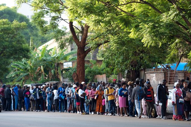 Zimbabwier som försöker skaffa sig nya pass inför en ovälkommen prishöjning nästa år.