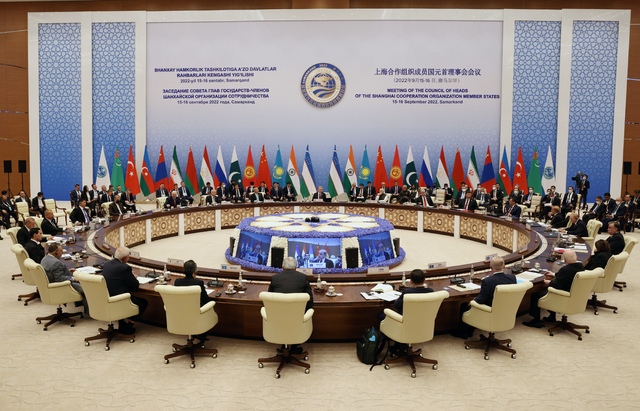 Kirgizistan och Tadzjikistan beordrar nedläggning av vapen vid omstridd gräns vid toppmöte i Uzbekistan.