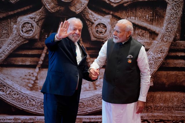 Brasiliens president Lula da Silva hälsar på Indiens premiärminister Narendra Modi vid invigningen av G20-mötet.