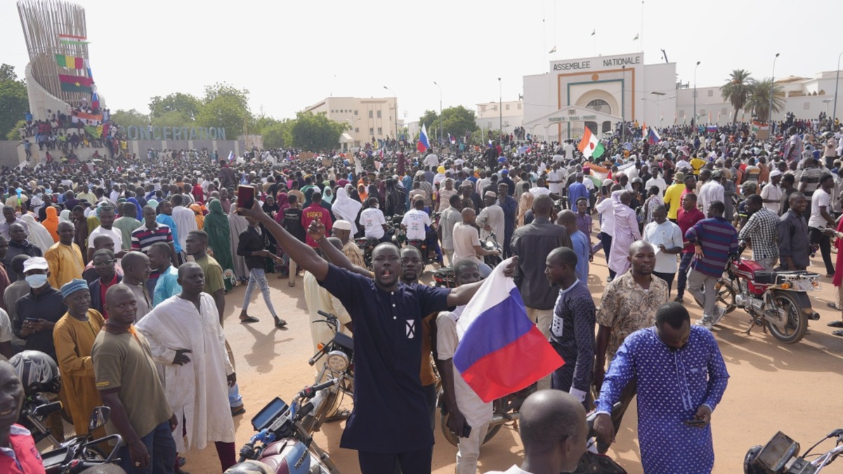 Kuppledaren general Tchiani demonstrerar i Niamey under söndagen.