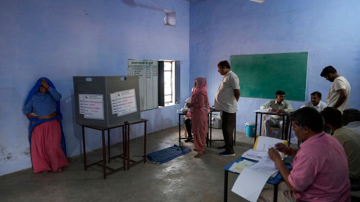 Nesten 970 millioner stemmeberettigede kan stemme på 543 medlemmer til underhuset i nasjonalforsamlingen. Valget startet fredag og avsluttes 1. juni. Foto: Manish Swarup / AP / NTB