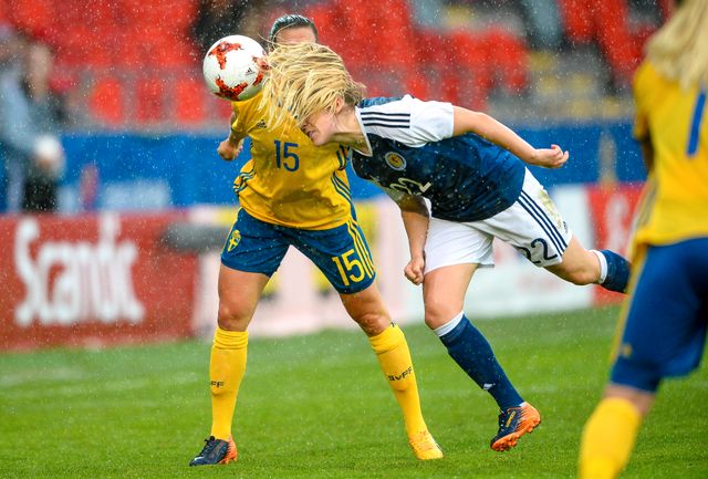 Skottlands Fiona Brown nickar undan en boll i en landskamp mot Sverige 2017. Nu inför skotsk fotboll ett förbud mot nickar före och efter matchdag, för att sänka risken för hjärnskador. Arkivbild.