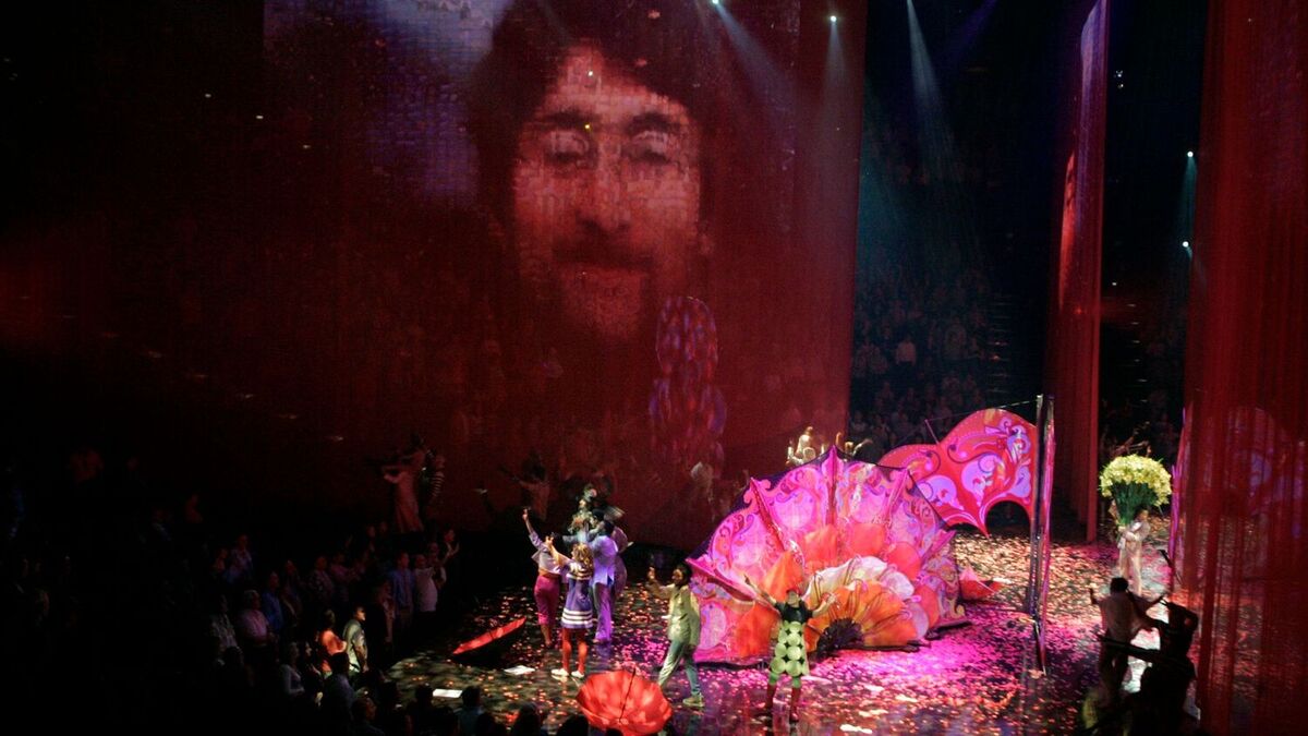 Et portrett av John Lennon vises bak scenen på Vegas-showet «Love», som har Beatles-tema. Neste måned skal en rundt 60 år gammel gitar som tilhørte Lennon selges på auksjon i New York. Arkivfoto: Jae C. Hong / AP / NTB