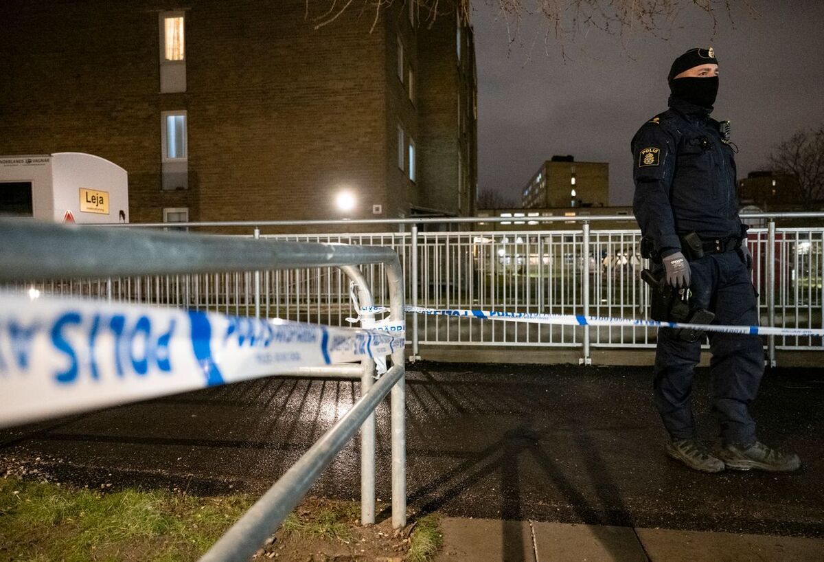 Svensk politi lekker til gjengkriminelle. En politimann vokter et åsted i Malmø, 24.01.2024.
