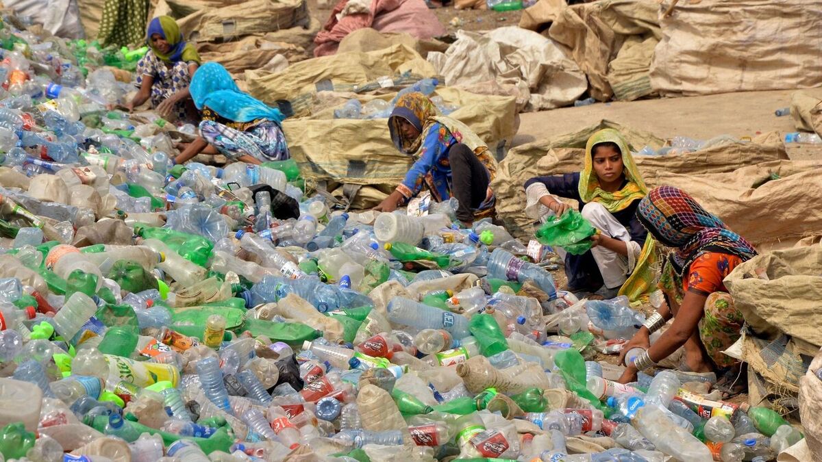Plastforurensingen i veden vil doble seg de neste 20 årene om det ikke snart kommer ytterligere tiltak, mener regjeringen. Her sorterer pakistanske kvinner gjennom tomme plastflasker på et resirkuleringssenter i Hyderabad. Foto: Pervez Masih / AP / NTB
