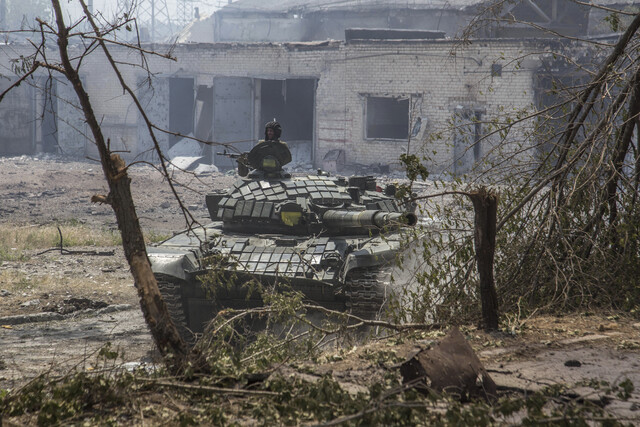 En ukrainsk stridsvagn i samband med strider i Sievjerodonetsk i Luhansk – som till stora delar kontrolleras av Ryssland – i juni. Arkivbild.