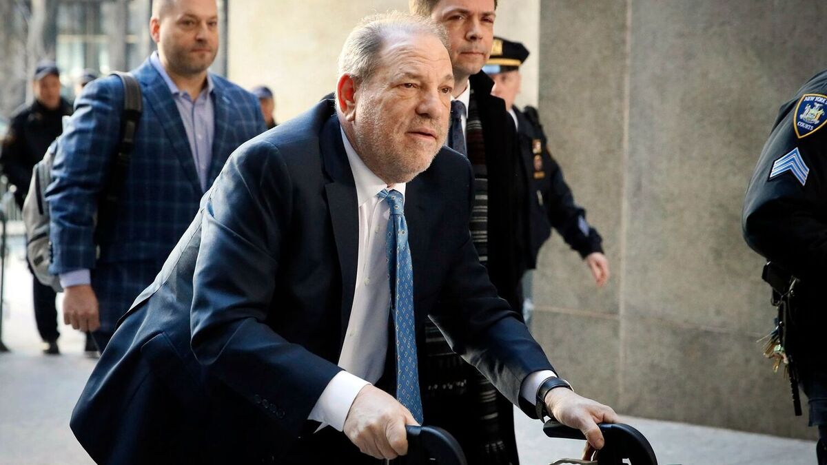 Harvey Weinstein fotografert da han ankom retten i New York i 2020, der han ble dømt til fengsel for voldtekt av to kvinner. Foto: John Minchillo / AP / NTB