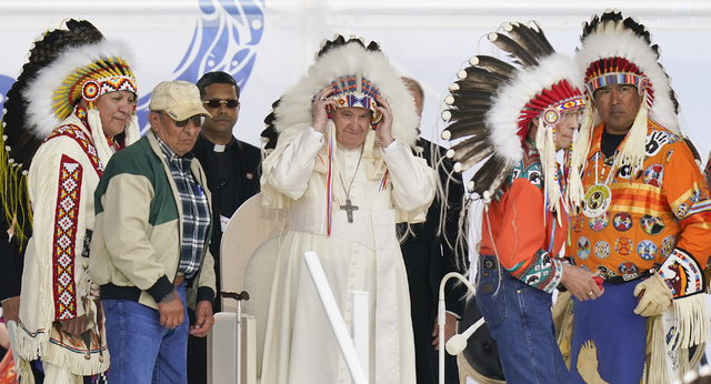 Påve Franciskus visar sitt medlidande med folkgrupper i Kanada som utsatts för övergrepp utförda av katolska kyrkans representanter.