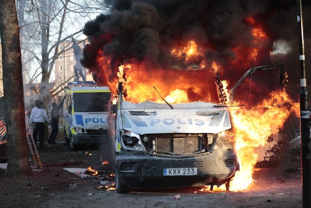 Motdemonstranter satte eld på en polisbuss i Sveaparken i Örebro under påsken 2022. Arkivbild.