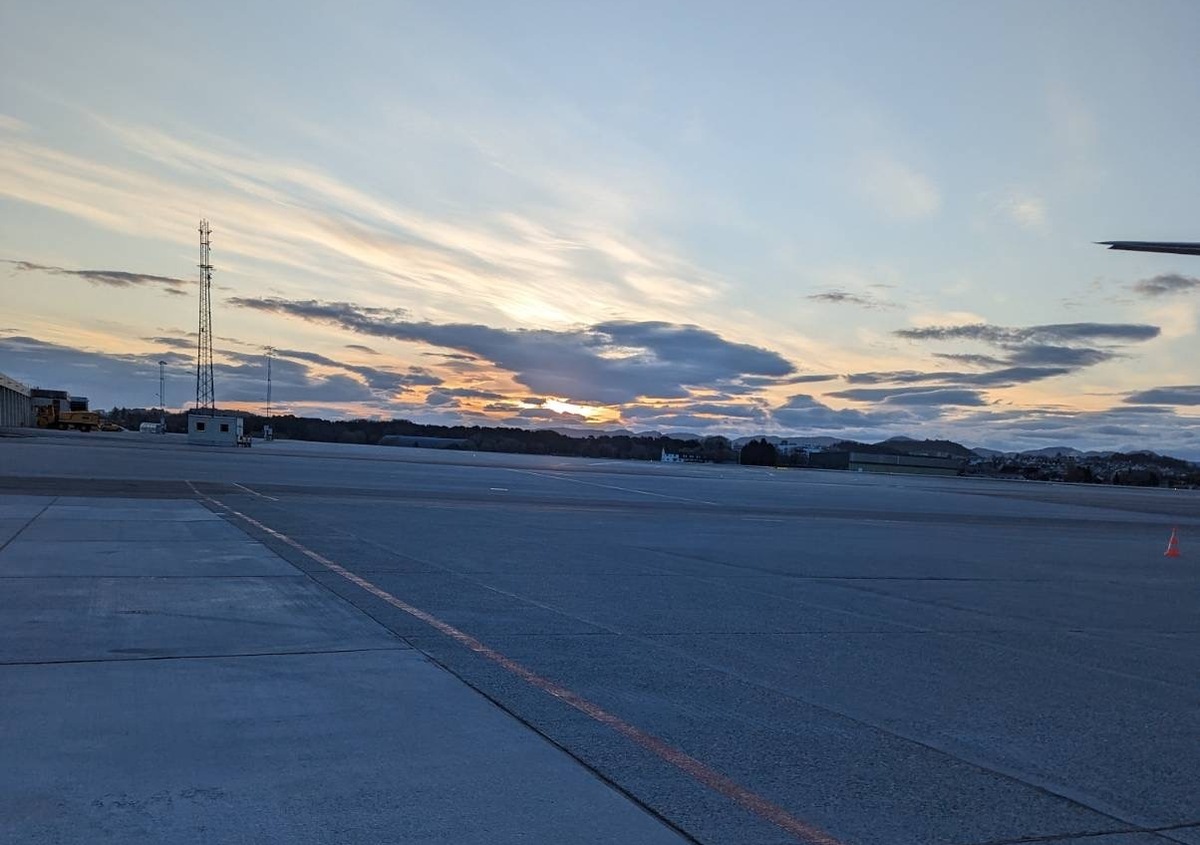 Raymond Knudsen tok bilde av soloppgangen på Sola lufthavn like før han fikk beskjed om at luftrommet var stengt.