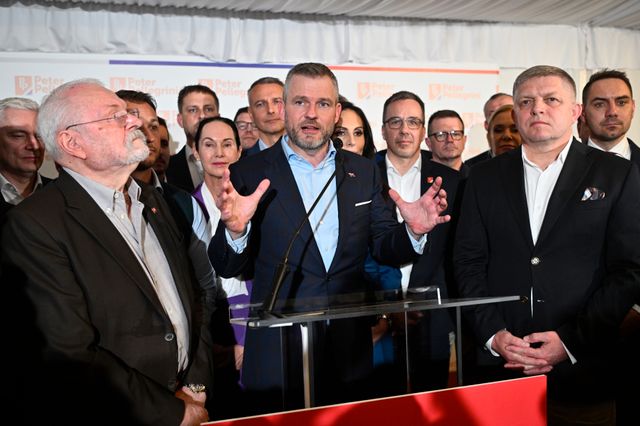 Slovakiens nye president blir Peter Pellegrini, i mitten, som stöds av den ryssvänlige premiärministern Robert Fico, till höger. Pellegrini besegrade motkandidaten, den mer liberale, rysskritiske förre utrikesministern Ivan Korcok.