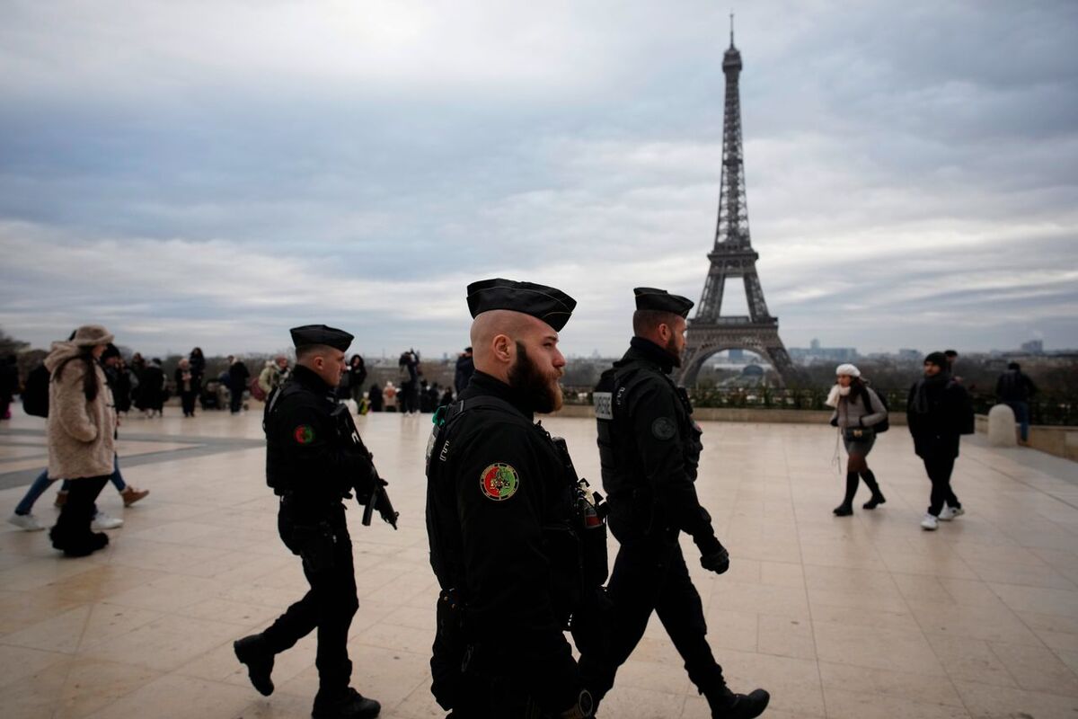 Höjd bevakning på Place du Trocadéro i Paris dagen efter det misstänkta terrordådet.