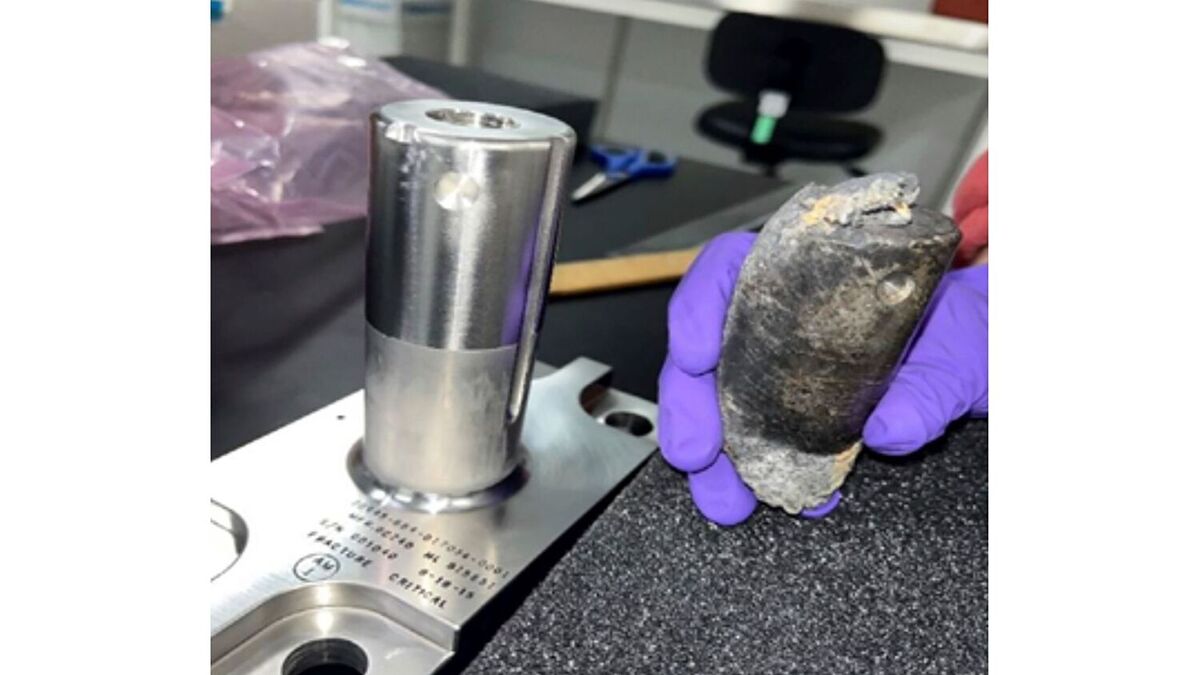 Bildet viser metallbiten som traff et hus i Florida i forrige måned. Biten ble undersøkt ved Kennedy Space Center i Cape Canaveral.