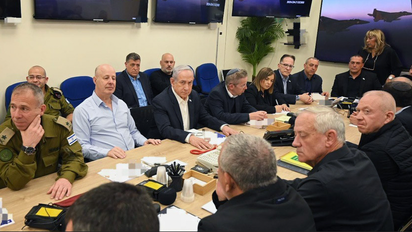Krigskabinettet i möte på försvarsdepartementet i Tel Aviv.