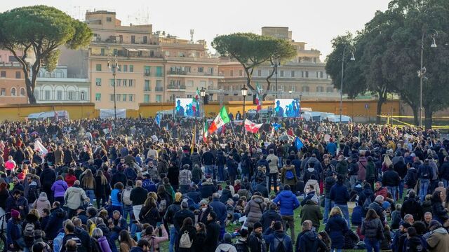Flere tusen samlet seg i en koronaprotest i Roma lørdag. Foto: Andrew Medichini / AP / NTB
