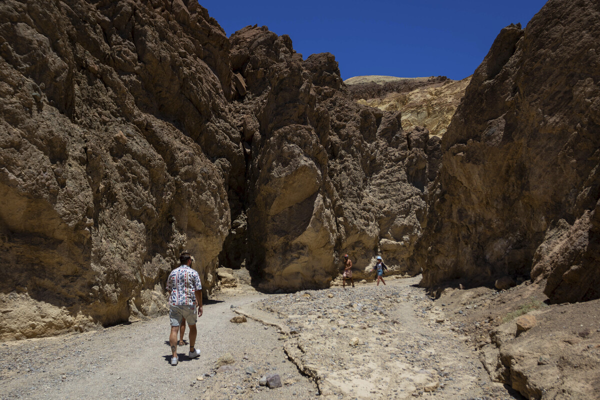 Turister på Golden Canyon trail i juli år i Death Valley National Park. En vecka efter att bilden togs dog en man på leden, temperaturen var då minst 49 plusgrader.