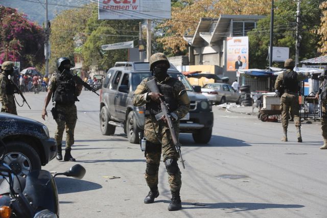 EU förflyttar all sin personal från Haiti då kriminella gäng kontrollerar stora delar av huvudstaden trots militära insatser.