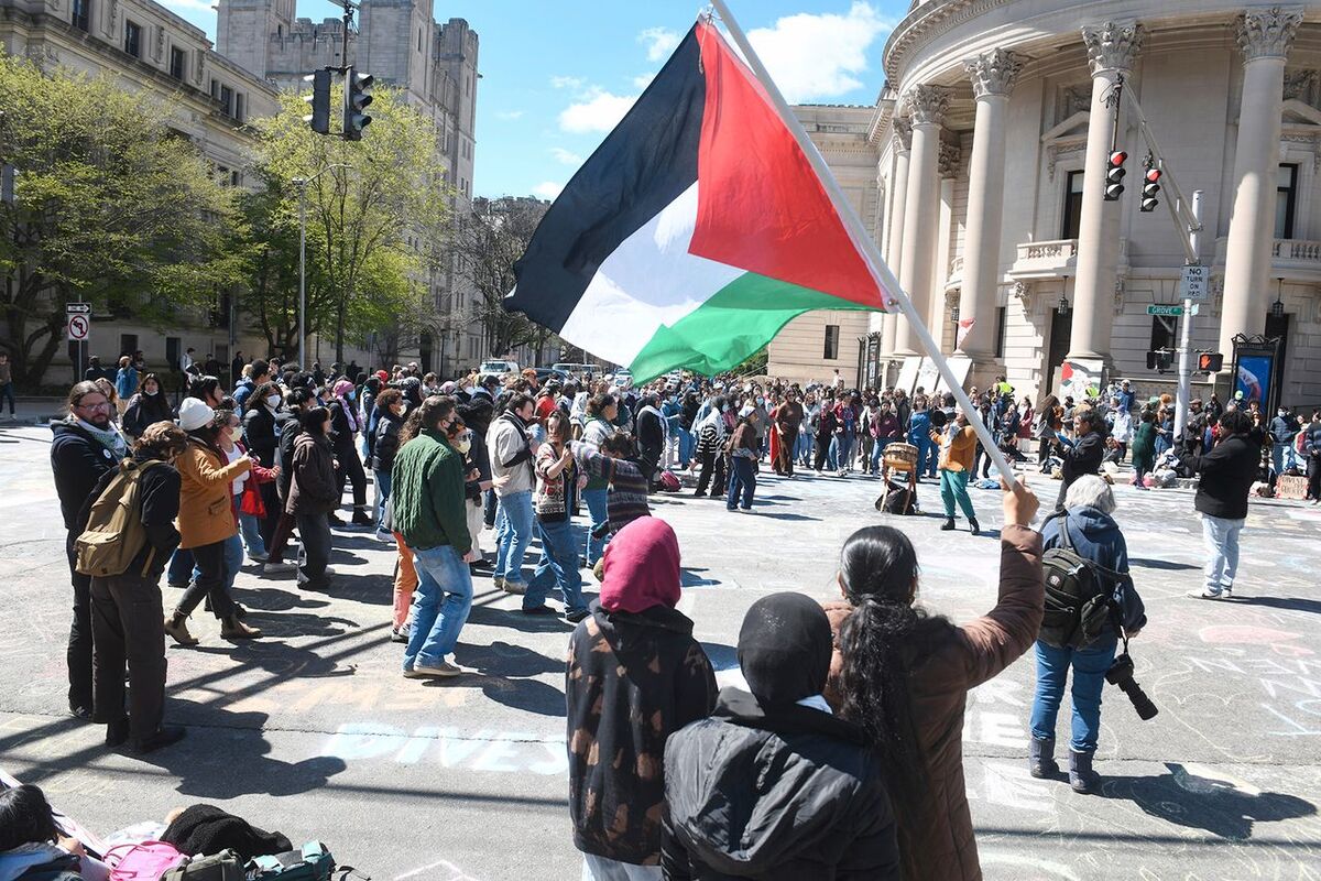 Også mandag 22. april er hundrevis av demonstranter samlet på Yale-universitetets område.