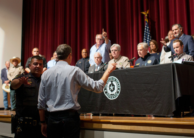 Beto O'Rourke avbrøt en pressekonferanse etter skoleskytingen i Texas.