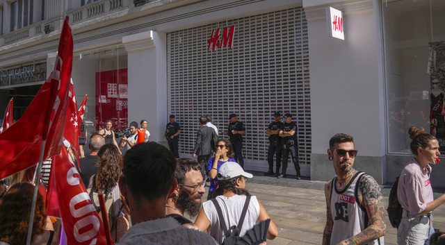 4 000 H&M-anställda i Spanien strejkar. Här protesterar några av dem utanför en stängd butik i Madrid.