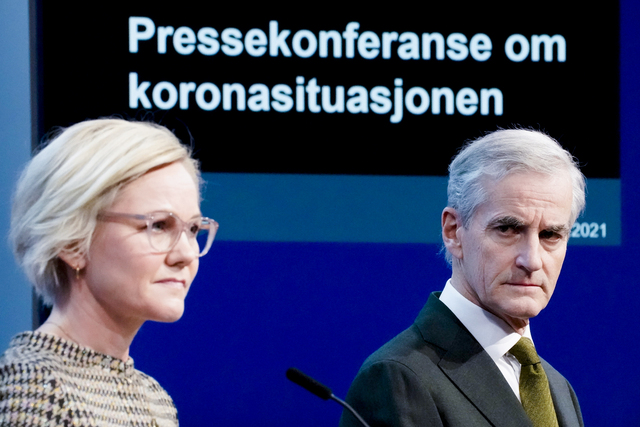 else- og omsorgsminister Ingvild Kjerkol (Ap) og statsminister Jonas Gahr Støre (Ap) under pressekonferanse om koronasituasjonen.