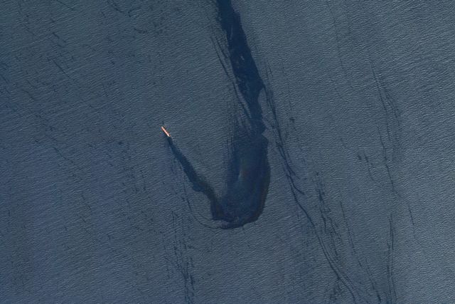 På den här satellitbilden, tillhandahållen av Planet Labs, syns hur lastfartyget Rubymar läcker olja i Röda havet.