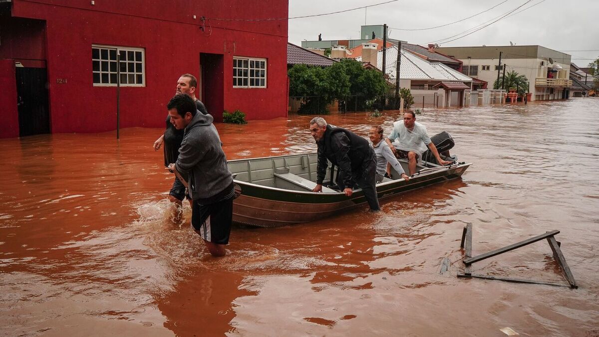 Folk blir reddet fra et flomrammet område i Sao Sebastiao do Cai i delstaten Rio Grande do Sul.