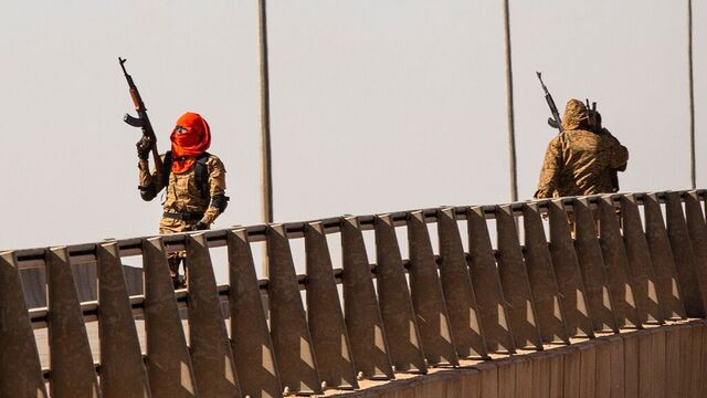 Opprørssoldater har angivelig tatt presidenten i Burkina Faso til fange og kontrollerer hovedveiene til Ougadougo. Foto: AP / NTB