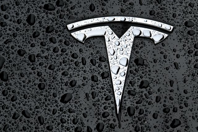 Bilmärket Teslas symbol. Arkivbild.