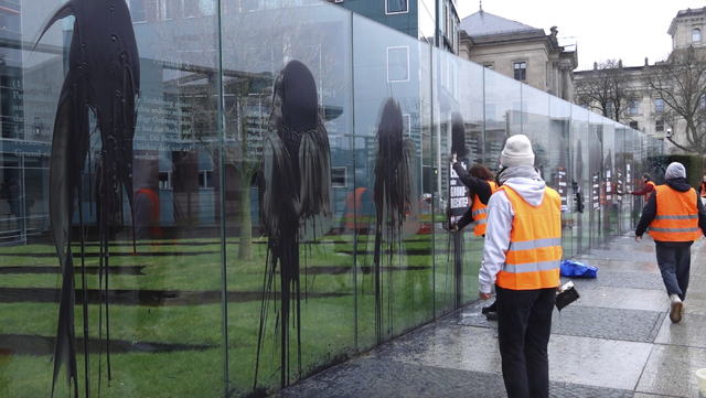 Klimataktivister i The Last Generation sprejade ner ett konstverk när det tyska parlamentet i Berlin. 