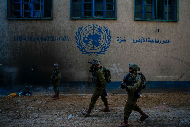 Israeliska soldater vid Unrwas högkvarter i Gaza den 8 februari. Arkivbild.