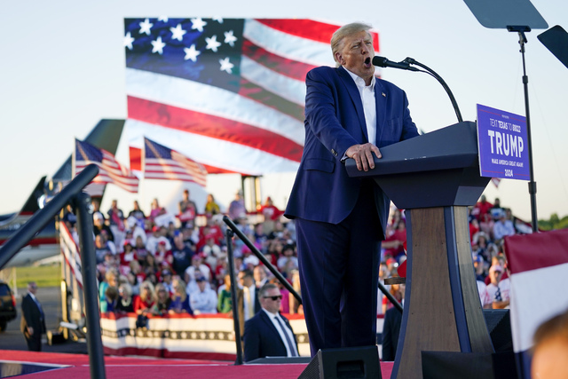 Trump under kampanjmötet, som hölls på flygplatsen i Waco, Texas. 