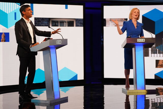 De två konservativa kandidaterna Rishi Sunak och Liz Truss under en BBC-sänd debatt.