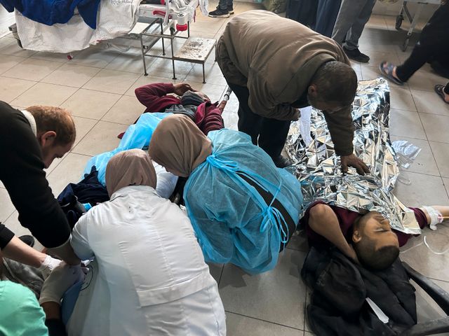 Skadade människor får vård på Shifasjukhuset i Gaza stad på torsdagen.