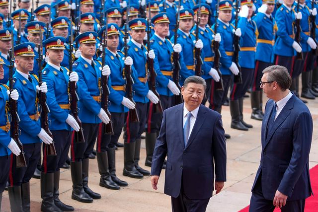 Kinas ledare Xi Jinping (vänster) med Serbiens president Aleksandar Vucić i välkomstceremonin i Belgrad tidigare i veckan.