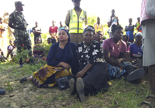 Malawis vatten- och renhållningsminister Abida Mia (till vänster) väntar på uppdateringar från räddningsinsatsen.