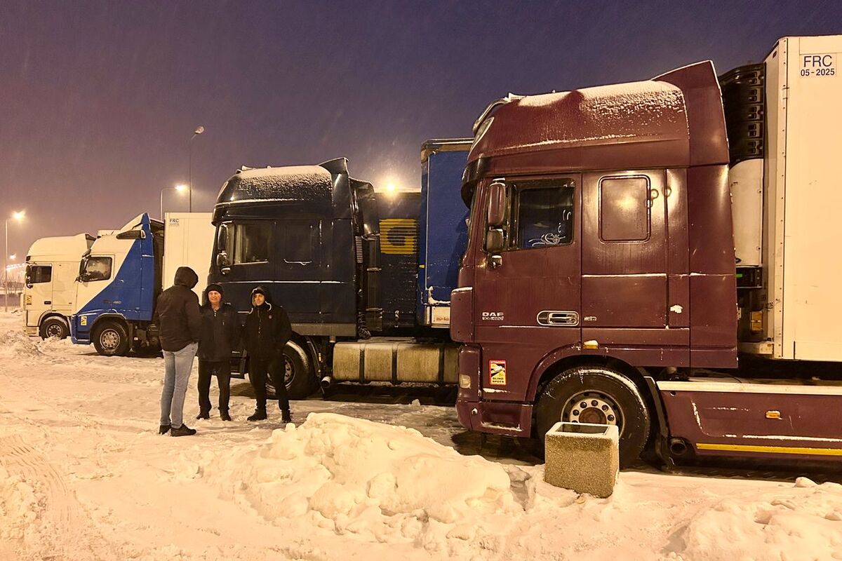 Ukrainska lastbilschaufförer som väntar på att få korsa gränsen.