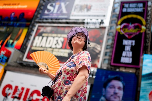 En turistguide fläktade sig med en solfjäder i New York när temperaturen steg till 32 grader i går. Med fuktigheten i luften kändes det snarare som 41 grader, enligt amerikansk media.