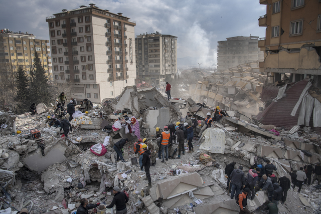 Dödstalen stiger efter jordbävningen i Turkiet och Syren.