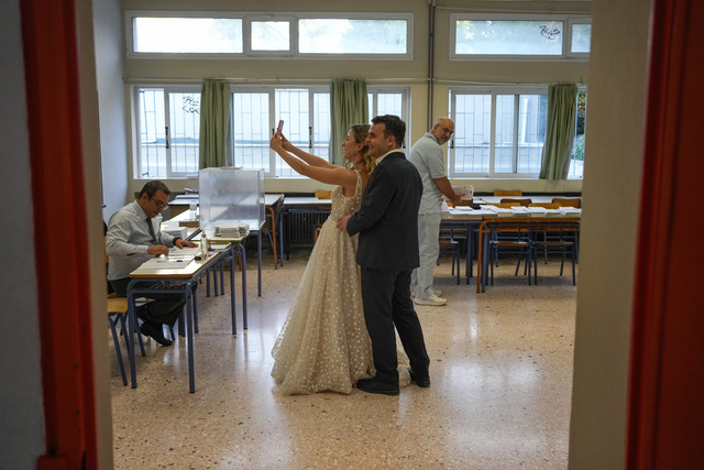 Nygift par i vallokal i Aten tidigt på söndagsmorgonen 