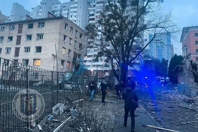 Tisdagsmorgonen gryr i Kiev där människor dött och skadats av ryska robotattacker.
