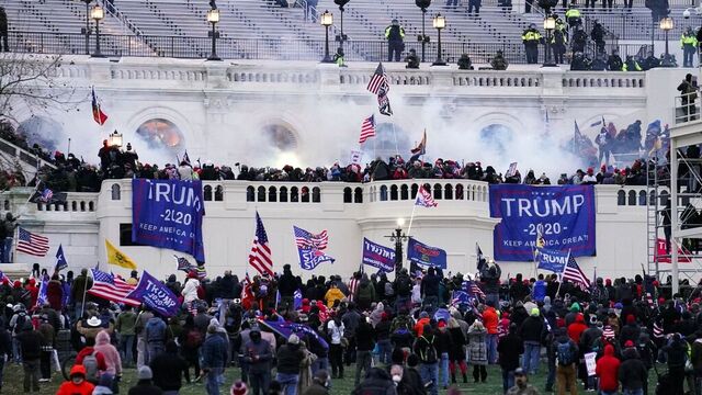 Voldelige demonstranter som var lojale mot daværende president Donald Trump, stormet kongressen for å hindre at Joe Biden ble godkjent som vinner av valget. Foto: John Minchillo / AP / NTB