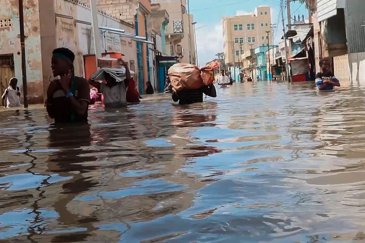 Först flydde befolkningen torkan, nu handlar det om översvämningar efter ihållande regn.