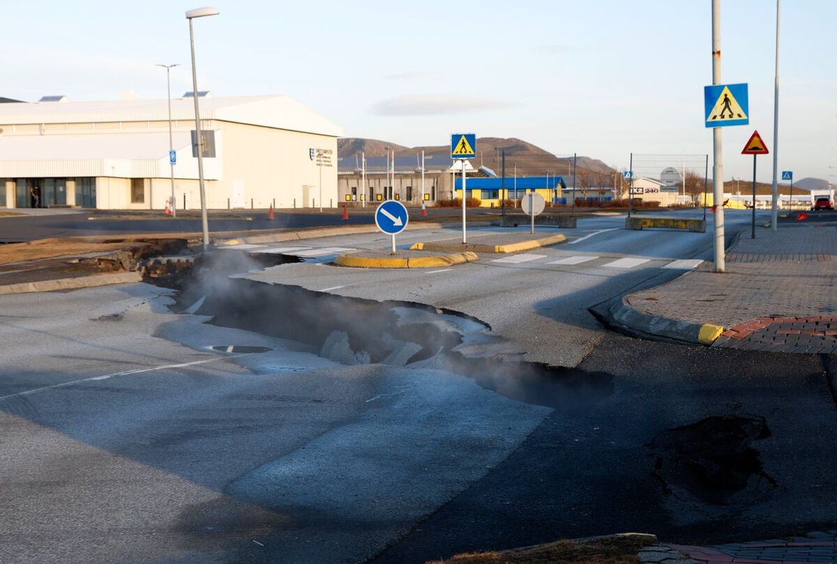 Slukhål har uppstått i vägen i Grindavik till följd av magmatunneln.