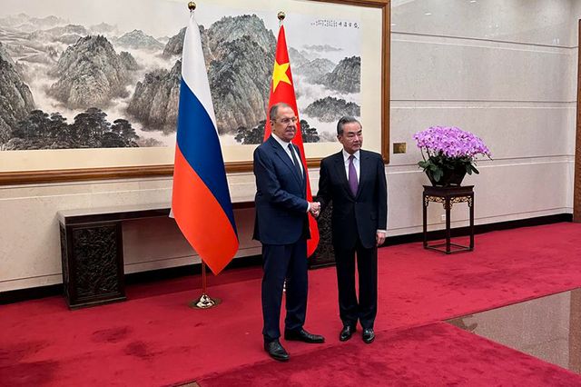 På en bild distribuerad av det ryska utrikesdepartementet syns Rysslands utrikesminister Sergej Lavrov och Kinas utrikesminister Wang Yi.