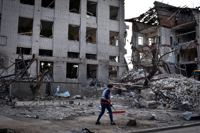 En skadad byggnad i Zaporizjzja-regionen efter en rysk attack på fredagen.