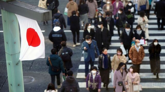 Smittetallene har økt i Japan, og nå innfører myndighetene målrettede tiltak mot restauranter og barer. Foto: Eugene Hoshiko / AP / NTB