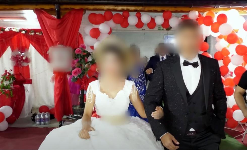 Videoer som familien har lagt ut på Youtube, viser en storslagen fest for det unge paret. I Oslo tingrett avviste guttens mor at hun medvirket til ekteskap mellom sønnen på 17 år og en jente på 15 år. 