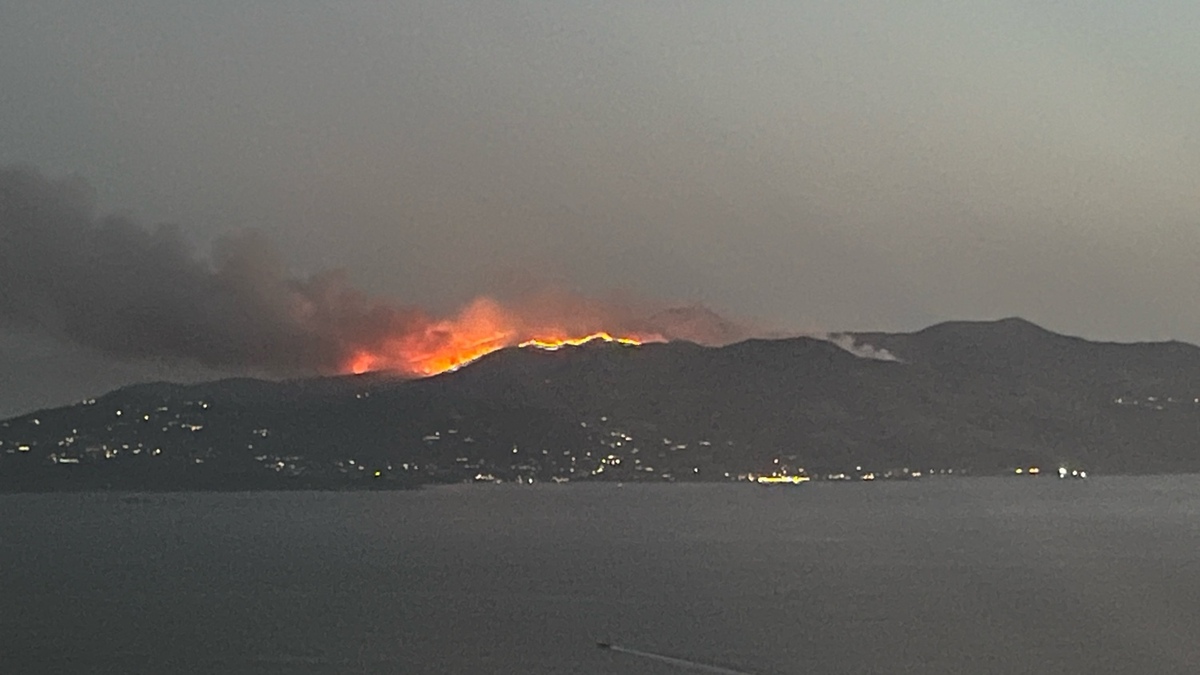 Skogsbränder rasar på Korfu. 