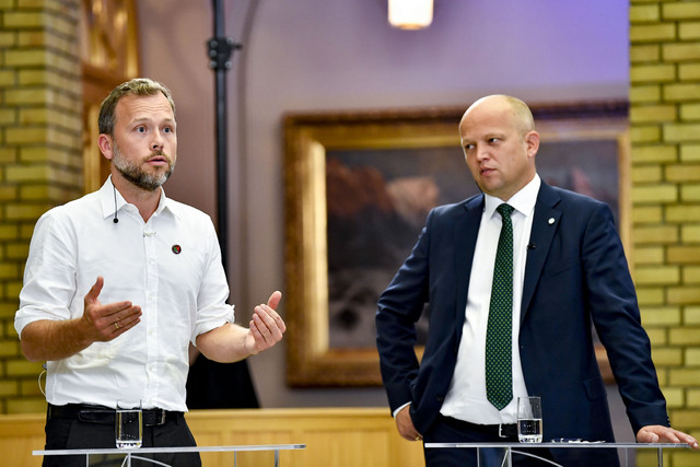 Flere Senterparti-ordførere mener at Sp-leder Trygve Slagsvold Vedum (t.h) bør slippe SV og Audun Lysbakken inn i regjeringskontorene. Foto: Naina Helén Jåma / NTB
